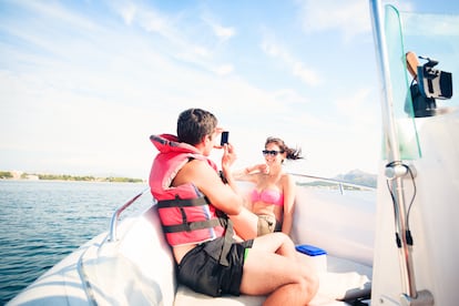 Una pareja posa en un barco. Si esta estampa le suena es porque habrá aparecido en su teléfono móvil varias veces hoy.