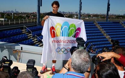 Nadal, en Nueva York con una bandera de apoyo a Madrid 2020.