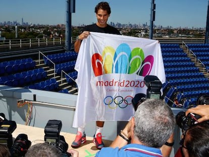 Nadal, en Nueva York con una bandera de apoyo a Madrid 2020.