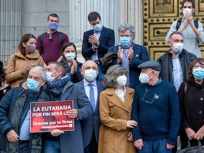 A deputada socialista María Luisa Carcedo (no centro) com parentes, ativistas e demais deputados, em frente à Câmara após a aprovação.