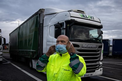 Jaime Vidal del Olmo, camionero de Girona, espera en un área de descanso la apertura de la frontera francesa a los camiones, cerrada por la festividad del 14 de julio.