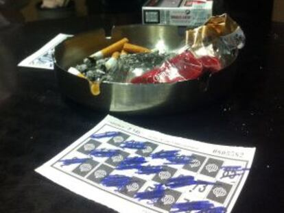 Dos fumadores en un bingo donde se permite consumir tabaco.