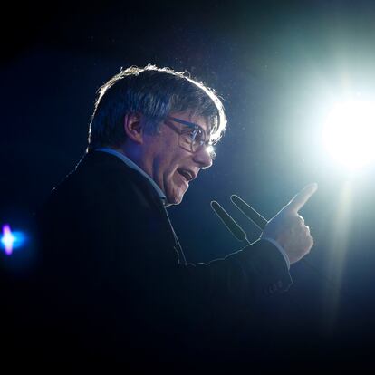 ARGELÈS-SUR-MER (FRANCIA), 28/04/2024.- El expresident y cabeza de lista de JxCat para el 12M, Carles Puigdemont, protagoniza en Argelers Sur Mer un mitin de su partido este domingo. EFE/David Borrat.