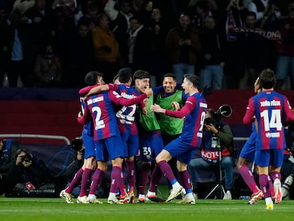 Jugadores del Barcelona celebran el gol de Lewandowski.