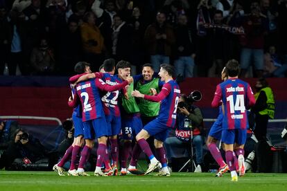 Jugadores del Barcelona celebran el gol de Lewandowski.