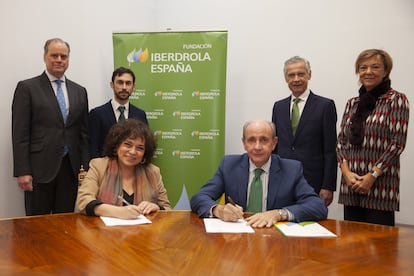 Iberdrola renueva el convenio con la Universidad Pontificia Comillas – ICAI, una acción que se enmarca en el dividendo social de la compañía. Esta colaboración entre ambas entidades tiene como objetivo ayudar a estudiantes que no cuentan con los recursos económicos necesarios para costearse sus estudios universitarios, pero que destacan por su talento. Este año se ofrecerán 11 becas y con estas ya se han financiado un total de 96 ayudas desde el año 2014 y se han invertido más de 500.000€.