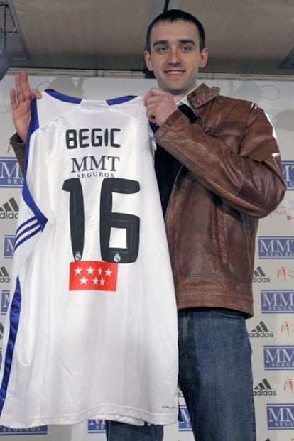 Mirza Begic posa con su nueva camiseta durante su presentación en el Santiago Bernabéu.