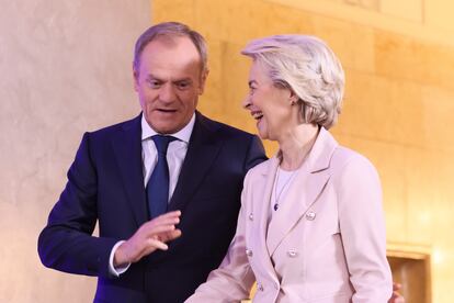 El primer ministro polaco, Donald Tusk, habla con la presidenta de la Comisión Europea, Ursula von der Leyen.