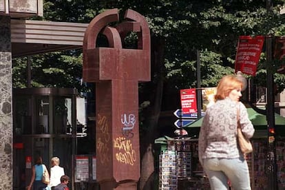 La bilbaína Gran Vía ocupa el décimo lugar del listado que encabeza Preciados. En la foto, la escultura de Eduardo Chillida, <i> Elogio al hierro III</i> , que preside la entrada a la sede central del BBVA, en la Gran Vía de Bilbao.