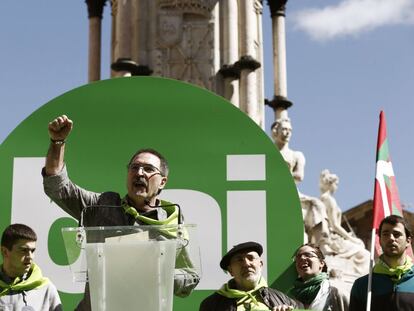 El portavoz de Independentistak, Txutxi Ariznabarreta, al t&eacute;rmino de la manifestaci&oacute;n.