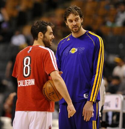 El jugador de los Raptors Jose Calderón habla con Gasol en el partido entre ambos equipos el 20 de enero de 2013.