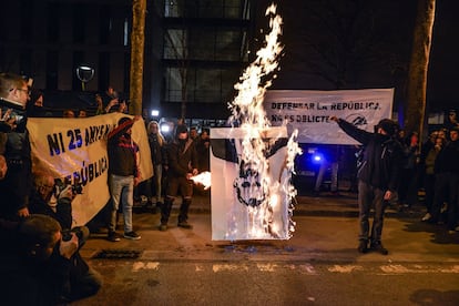 Durante la concentración en Girona, los CDR han quemado pancartas con la imagen de Felipe VI y de empresas del IBEX delante los juzgados de Girona.
