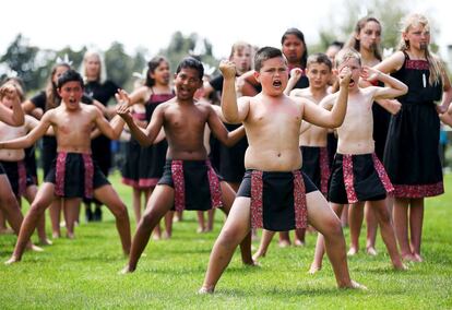 Um grupo de garotos pratica uma dança maori na cidade de New Plymouth em Nova Zelândia, em 9 de novembro de 2015.