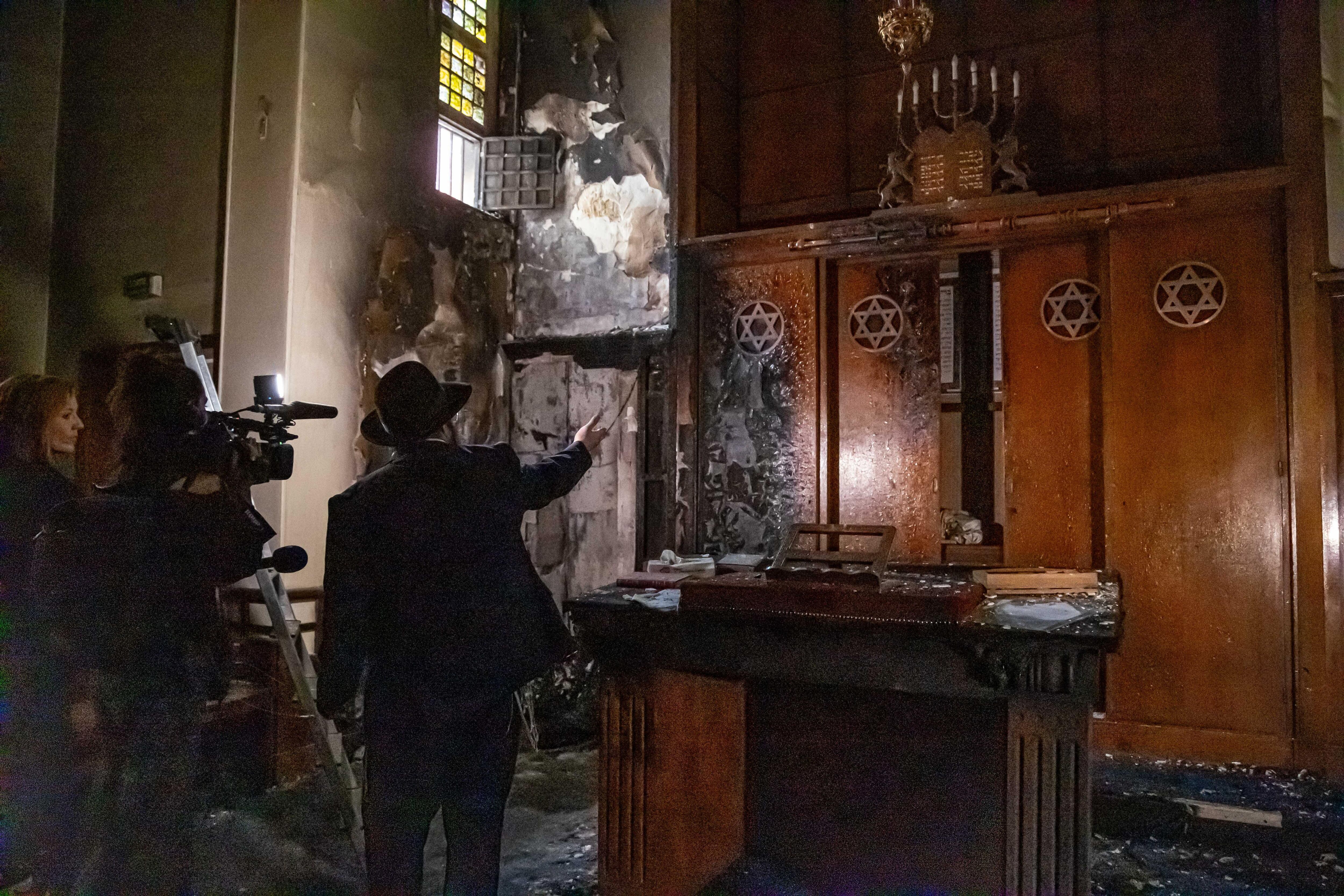 El rabino de Rouen Chmouel Lubecki inspecciona los daños en el interior de la sinagoga, en Ruan, norte de Francia, este viernes.