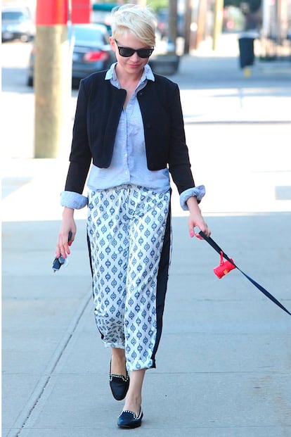 Bailarinas, Oxford o slippers, cualquier zapato plano combina perfectamente con los looks de Michelle Williams.