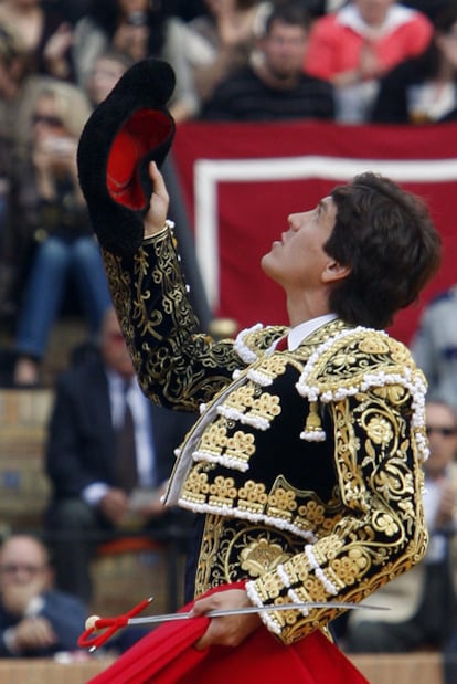 Antonio Barrera brinda el primer toro a su padre.