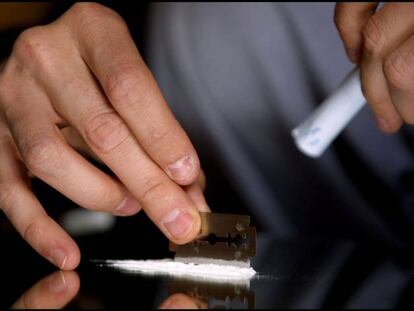 Una persona prepara una dosi de cocaïna.