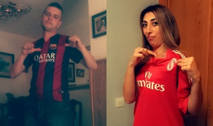 Javier Pérez y su novia en una foto donde visten la camiseta del equipo rival tras perder una apuesta.