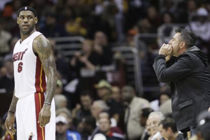 Un aficionado de los Cavaliers grita a Lebron durante el partido.