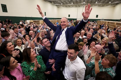 Michéal Martin, líder del Fianna Fail, celebra este sábado en Cork su elección como diputado del nuevo Parlamento irlandés.