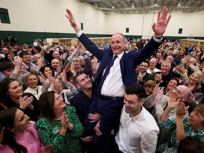 Michéal Martin, líder del Fianna Fail, celebra este sábado en Cork su elección como diputado del nuevo Parlamento irlandés.