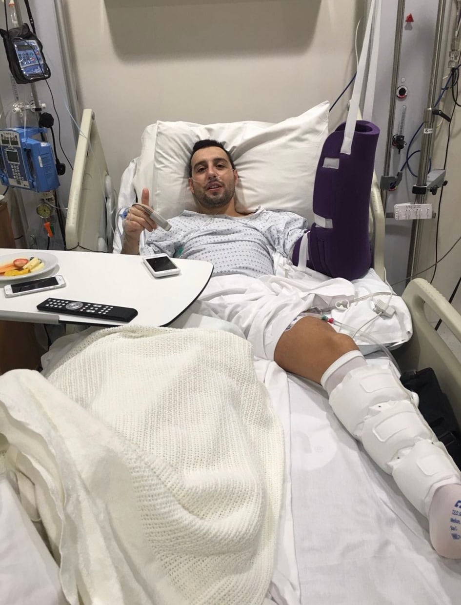 Santiago Cazorla, hospitalizado tras una de sus múltiples operaciones de tendón. La imagen muestra cómo lleva cubierto el brazo, cuya piel sirvió como injerto en la del pie.