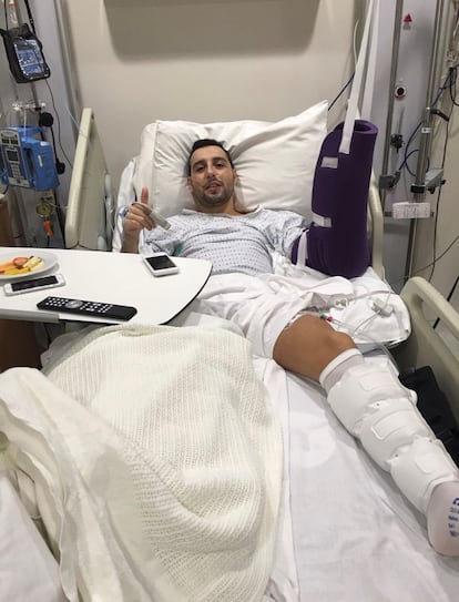 Santiago Cazorla, hospitalizado tras una de sus múltiples operaciones de tendón. La imagen muestra cómo lleva cubierto el brazo, cuya piel sirvió como injerto en la del pie.