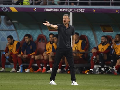 Luis Enrique da instrucciones durante el encuentro ante Japón.