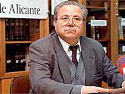 Francisco Ruiz Beviá, ayer, al anunciar su candidatura a rector de la Universidad de Alicante.