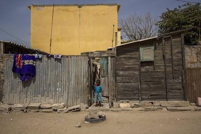 En esta casa de madera, que en su día sirvió para transportar los railes del tren que unía Dakar con Saint Louis, viven más de 20 personas, distribuidas en seis habitaciones. La barraca se sitúa en el centro-sur de la isla, cerca del hospital, aunque hay una decena de ellas en los extremos norte y sur y que datan todas del siglo XIX.