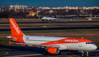 Un avión de easyJet, en el aeropuerto berlinés de Tegel (Alemania).