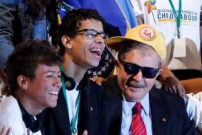 El expresidente brasileño Luiz Inacio Lula da Silva (d) fue registrado este jueves al posar para una foto con un grupo de jóvenes, durante la ceremonia de clausura de la III Conferencia sobre Trabajo Infantil, promovida por la Organización Internacional del Trabajo (OIT), en Brasilia (Brasil).