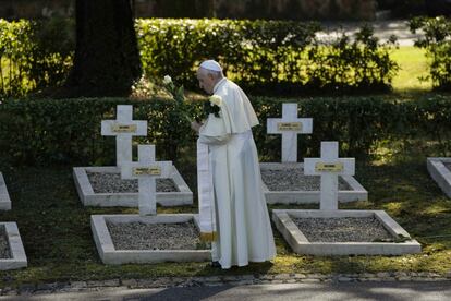 El papa Francisco sostiene rosas mientras preside una ceremonia con motivo del Día de los Difuntos, en el cementerio militar francés, en Roma, Italia.