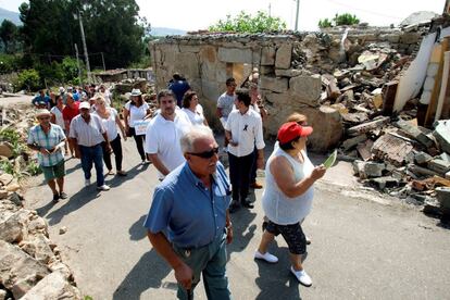 Vecinos de Paramos que perdieron sus bienes en la explosión, durante su concentración en la zona cero.