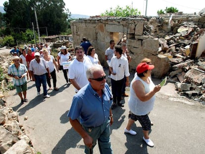 Vecinos de Paramos que perdieron sus bienes en la explosión, durante su concentración en la zona cero.