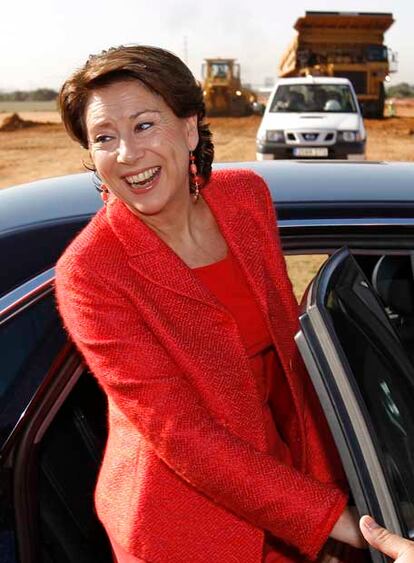 Magdalena Álvarez baja del coche oficial en el primero de los actos.