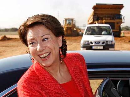 Magdalena Álvarez baja del coche oficial en el primero de los actos.
