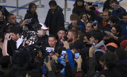 Periodistas y fanáticos rodean a Daniele De Rossi en el aeropurerto de Ezeiza, en Buenos Aires.