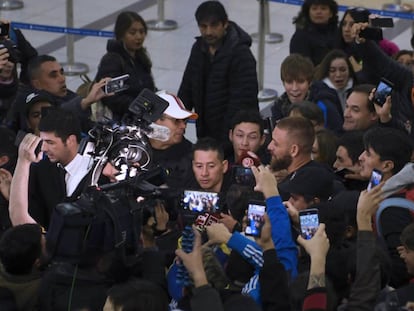 Periodistas y fanáticos rodean a Daniele De Rossi en el aeropurerto de Ezeiza, en Buenos Aires.