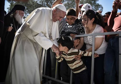El Papa Francisco con niños refugiados en la isla de Lesbos