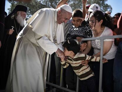 El Papa Francisco con ni&ntilde;os refugiados en la isla de Lesbos
