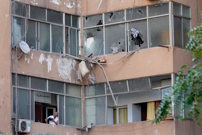 Un hombre mira desde un balcón los daños causados en un bloque de viviendas en Beirut, este lunes. 