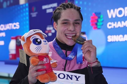 Osmar Olvera posa con su medalla de oro tras ganar la final masculina de saltos de trampolín de 3 metros.