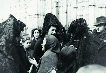 Una mujeres piden limosna durante la Semana Santa, el 6 de abril de 1939. La primera semana santa tras finalizar la guerra. Es una de las pocas imágenes oficiales en las que se les coló la miseria de la postguerra.