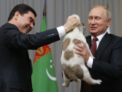 El presidente de Turkmenistán agasaja a Putin por su cumpleaños con un cachorro que exhibe como trofeo. ¿Es necesario?