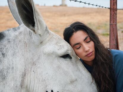 María José Llergo, con el burro Pavarotti. 