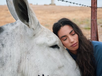 María José Llergo, con el burro Pavarotti. 