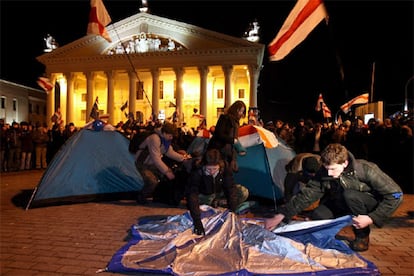 Entre dos y cuatro mil personas se han concentrado  en la plaza de Octubre de Minsk para apoyar las protestas anunciadas por los candidatos opositores, Alexandr Milinkiévich y Alexandr Kozulin. Los partidarios de la oposición bielorrusa exigen nuevas elecciones tras los comicios del domingo, calificados de "fraudulentos" y que dieron la victoria a Alexandr Lukashenko, en el poder desde 1994.