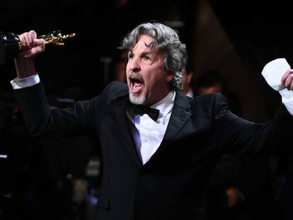 Peter Farrelly, con el Oscar a mejor guion original en la mano.