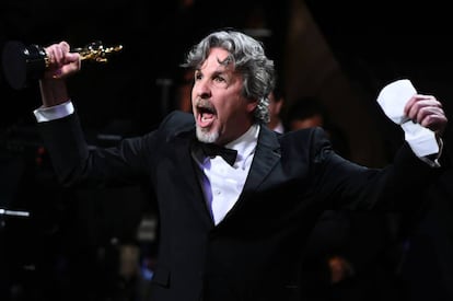 Peter Farrelly, con el Oscar a mejor guion original en la mano.